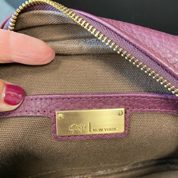 Gigi New York Crossbody Camera Bag Pebbled Leather Plum - Picture 8 of 8